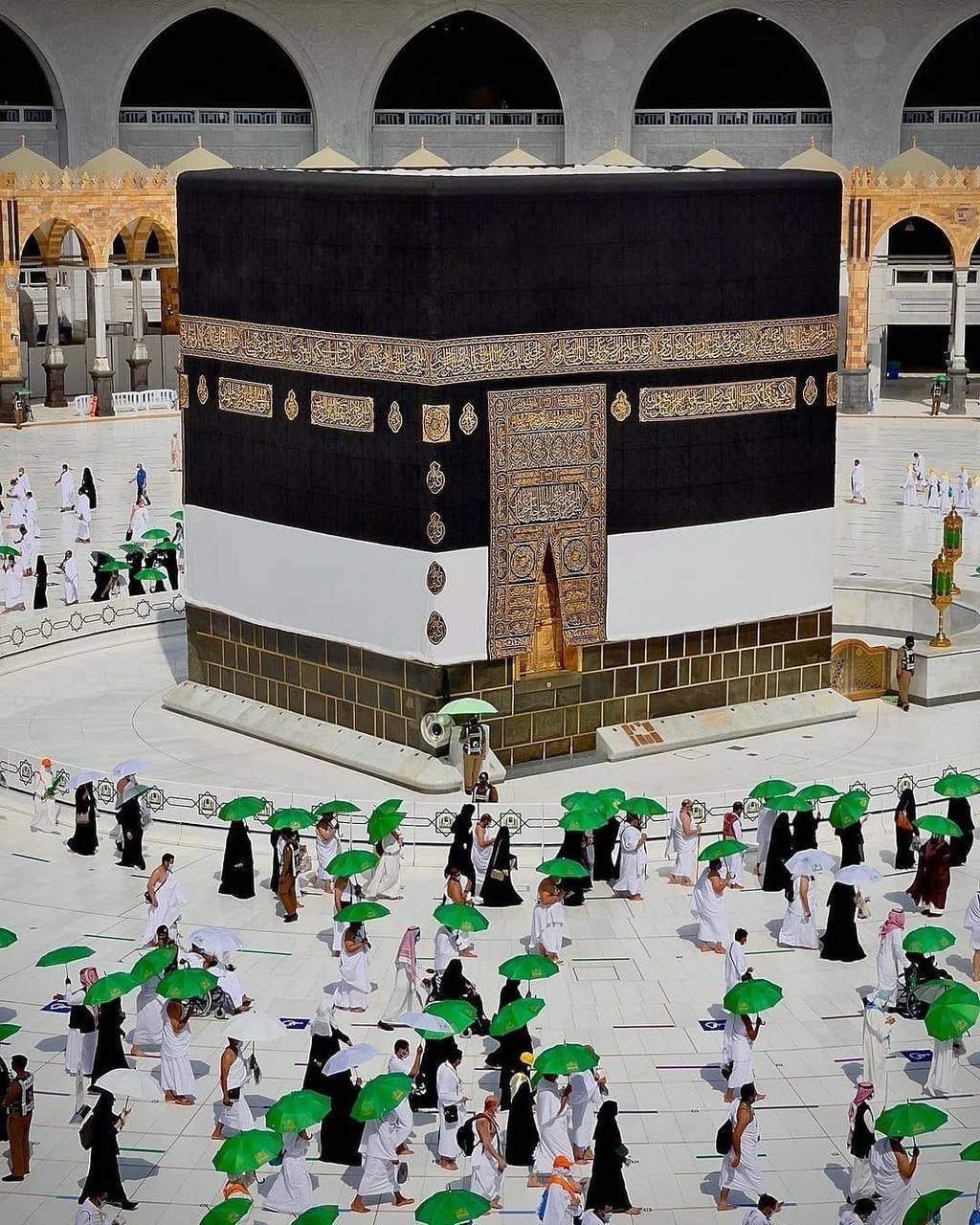 Al Iman Tours team guiding pilgrims during Umrah